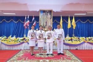 พิธีรับพระราชทานพระบรมฉายาลักษณ์ พระบาทสมเด็จพระเจ้าอยู่หัว ที่ฉายร่วมกับสมเด็จพระนางเจ้าฯ พระบรมราชินี