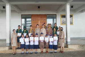 มอบเกียรติบัตรให้กับนักเรียนแกนนำคุณธรรม  และนักเรียนที่ได้รับรางวัลในการแข่งขันการตอบปัญหาคุณธรรม